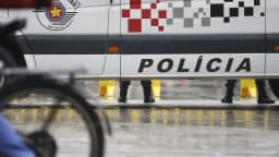 Viatura da Polícia Militar em local isolado por fita de isolamento policial, foto de arquivo