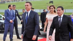 Jair Bolsonaro, Carlos Bolsonaro e Michelle Bolsonaro em solenidade oficial ao lado de Hamilton Mourão