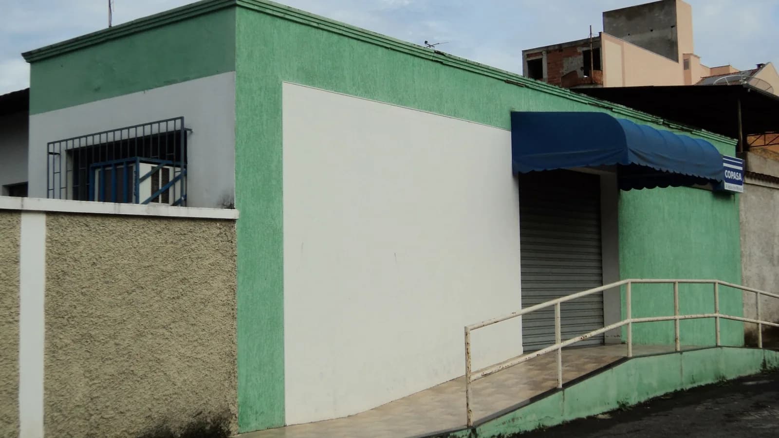 Fachada verde e branca de uma agência da Copasa em Minas Gerais