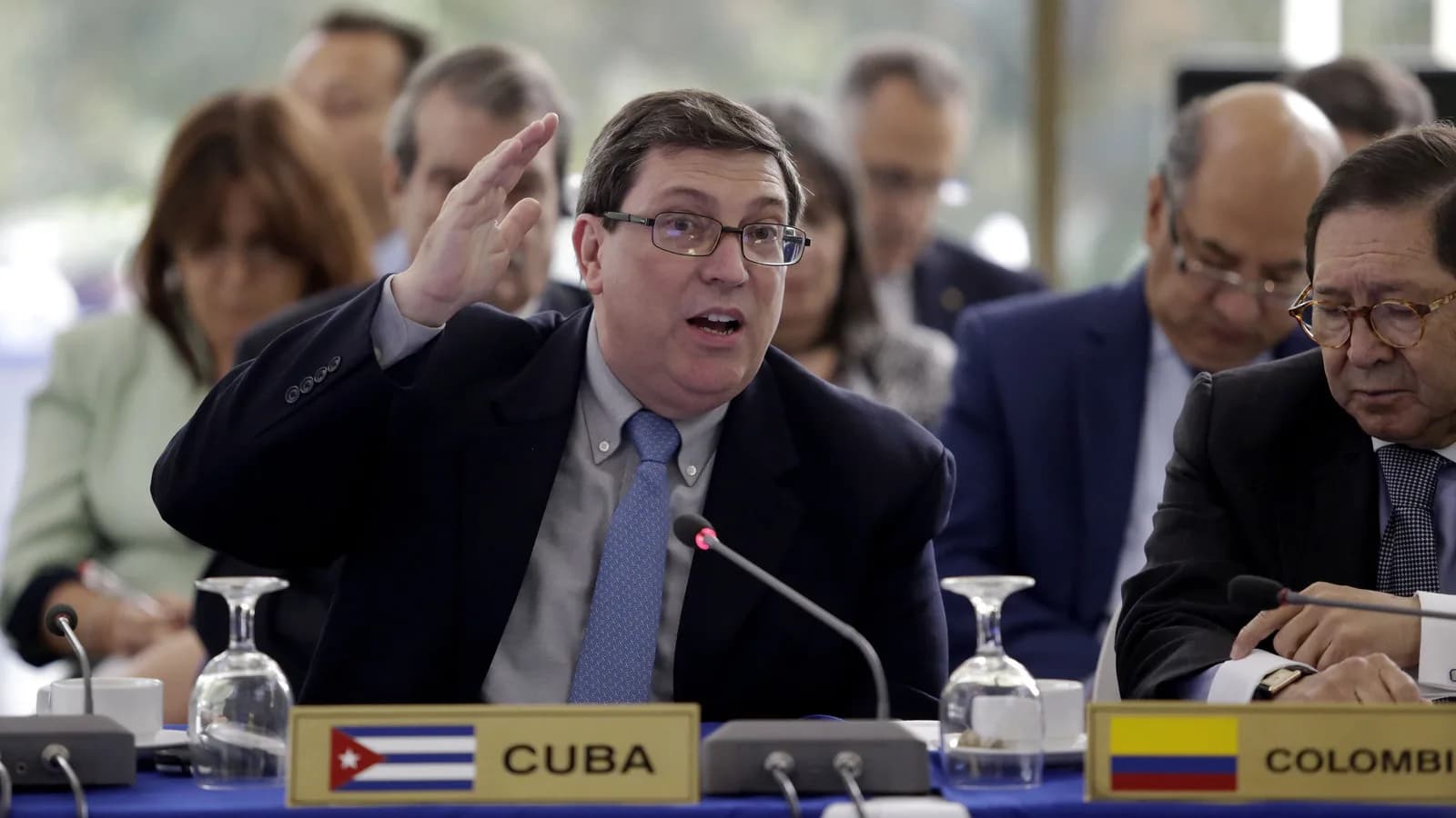O chanceler cubano Bruno Rodríguez Parrilla fala durante sessão multilateral, com a placa 'Cuba' à sua frente