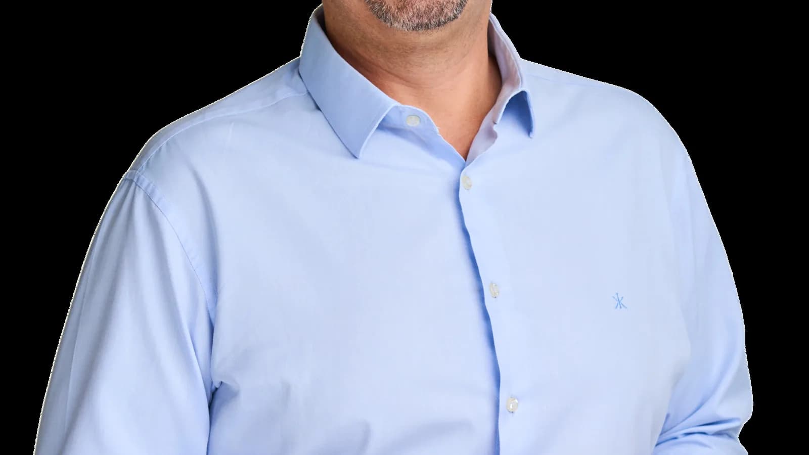 Retrato oficial do governador de Minas Gerais, Mateus Simões, sorrindo de camisa azul