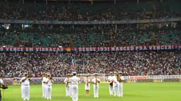Arena Fonte Nova lotada por torcedores do Bahia, com banda da Marinha se apresentando no gramado antes de um jogo, em imagem de arquivo