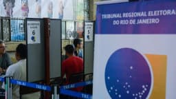 Eleitores em fila para regularizar situação eleitoral em plantão do TRE-RJ