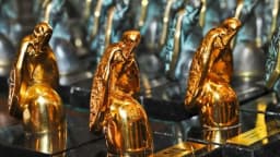 Troféus dourados do Prêmio Jabuti expostos antes da cerimônia de premiação