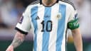 Lionel Messi em campo com a camisa 10 da Argentina e a braçadeira de capitão