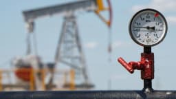 Bomba de extracao de petroleo com manometro em primeiro plano