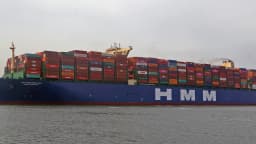 Navio porta-contêineres carregado atracado em porto, ilustrando o tipo de embarcação que passou a atender a nova rota entre China e Paranaguá