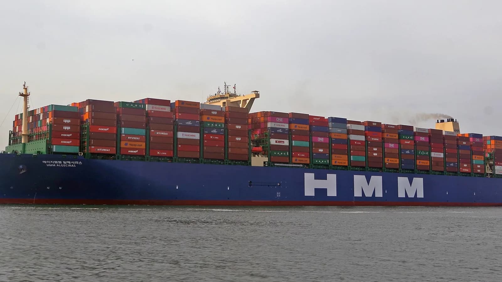 Navio porta-contêineres carregado atracado em porto, ilustrando o tipo de embarcação que passou a atender a nova rota entre China e Paranaguá