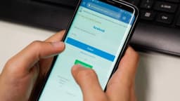 Mãos segurando um smartphone