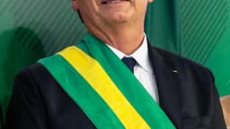 Retrato oficial do ex-presidente Jair Bolsonaro, usando a faixa presidencial