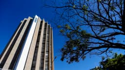 Fachada do prédio-sede da Caixa Econômica Federal em Brasília, responsável pelo crédito do lucro do FGTS