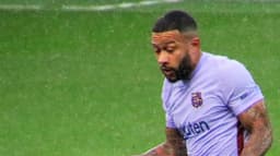 Memphis Depay em ação com a camisa do FC Barcelona em amistoso de 2021 — foto de arquivo de outra fase da carreira, sem relação com o Corinthians