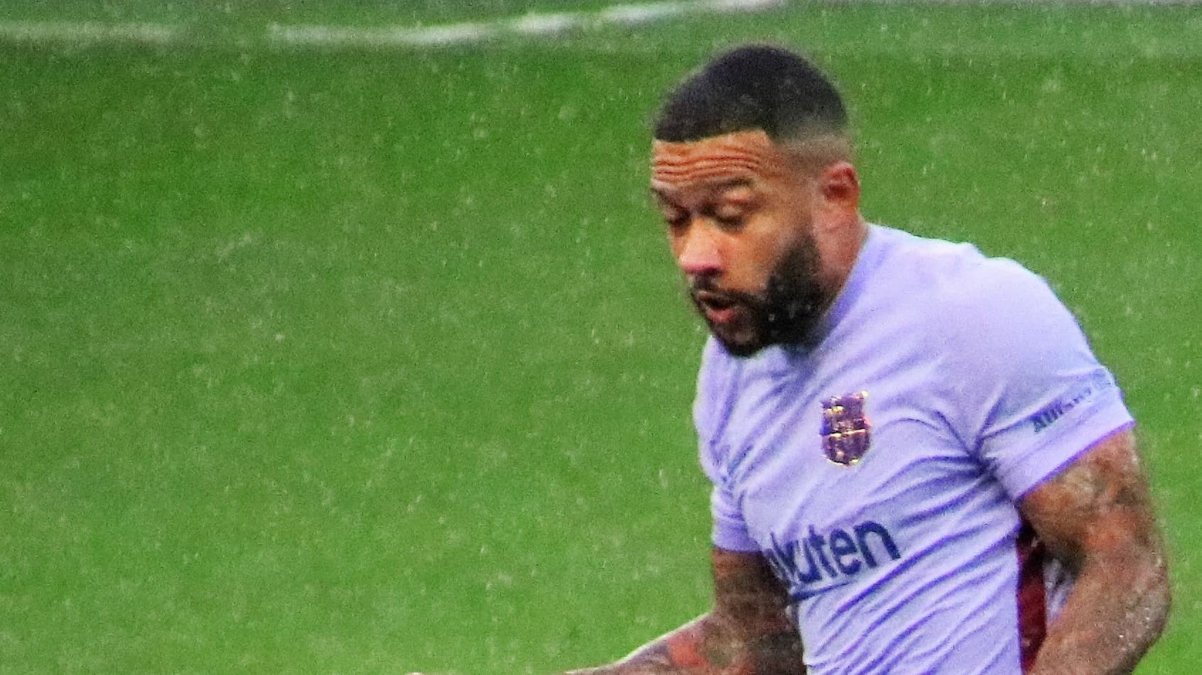 Memphis Depay em ação com a camisa do FC Barcelona em amistoso de 2021 — foto de arquivo de outra fase da carreira, sem relação com o Corinthians