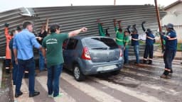 Equipes retiram estrutura metálica de cima de um carro após temporal de vento no Sul do Brasil (foto de arquivo)