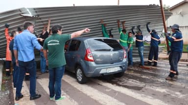 Equipes retiram estrutura metálica de cima de um carro após temporal de vento no Sul do Brasil (foto de arquivo)