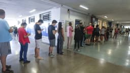 Eleitores em fila para votar em seção eleitoral