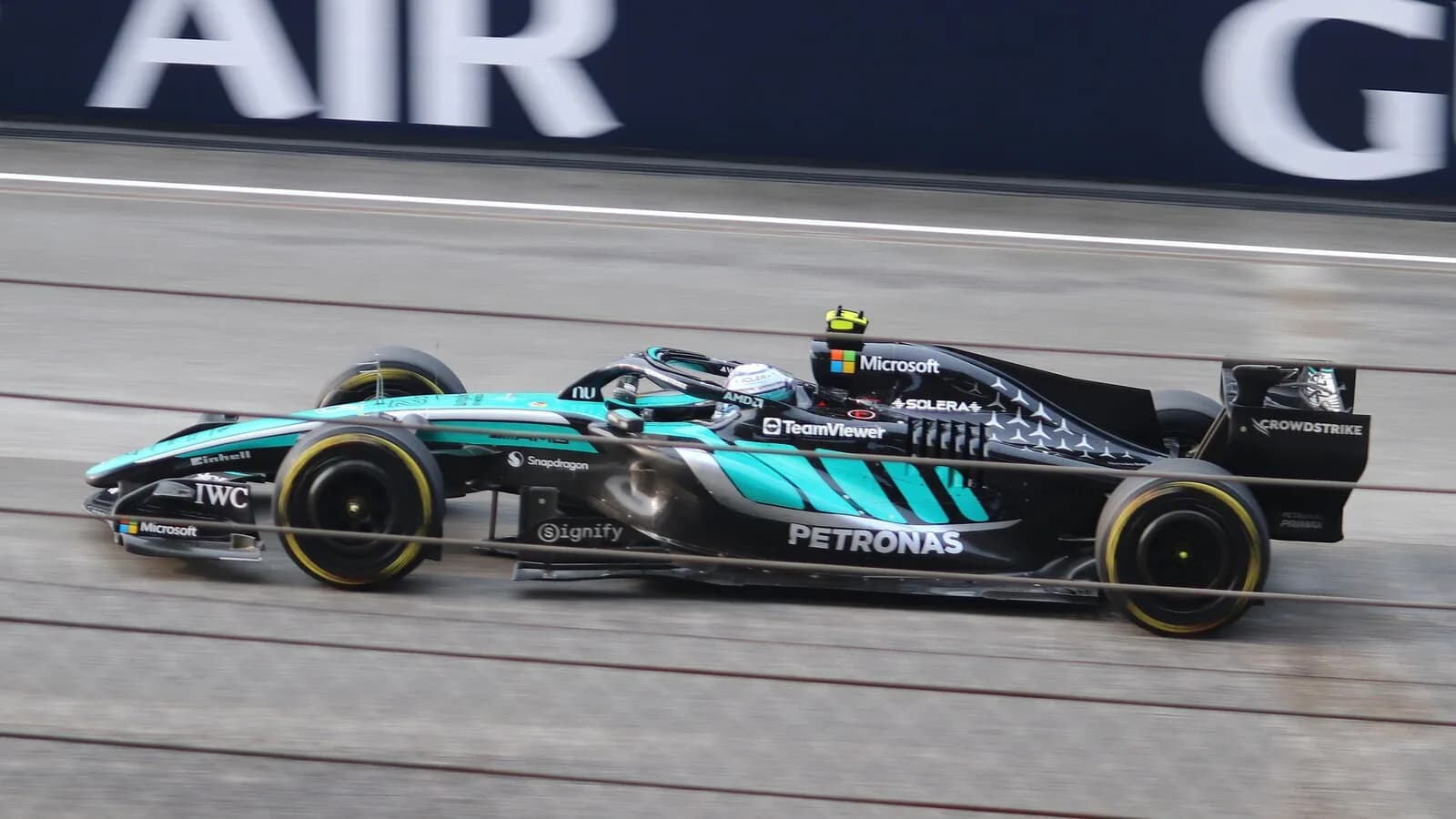 Carro da Mercedes de Kimi Antonelli em pista durante corrida da temporada 2026 de F1