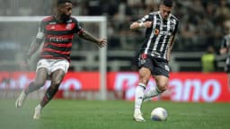 Jogador do Atlético-MG conduz a bola durante partida contra o Flamengo