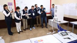 Observadores internacionais visitam seção eleitoral durante teste de votação