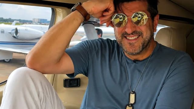 Lito Sousa sorrindo dentro da cabine de uma aeronave