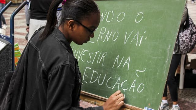 Estudante escreve sobre investimento em educação em ato público pela valorização do ensino