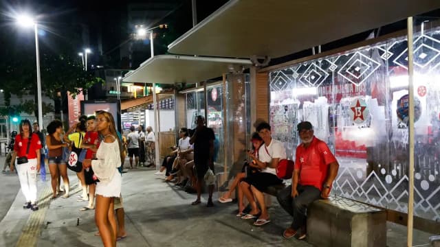 Eleitores aguardam em ponto de ônibus em Salvador no dia da votação do 2º turno