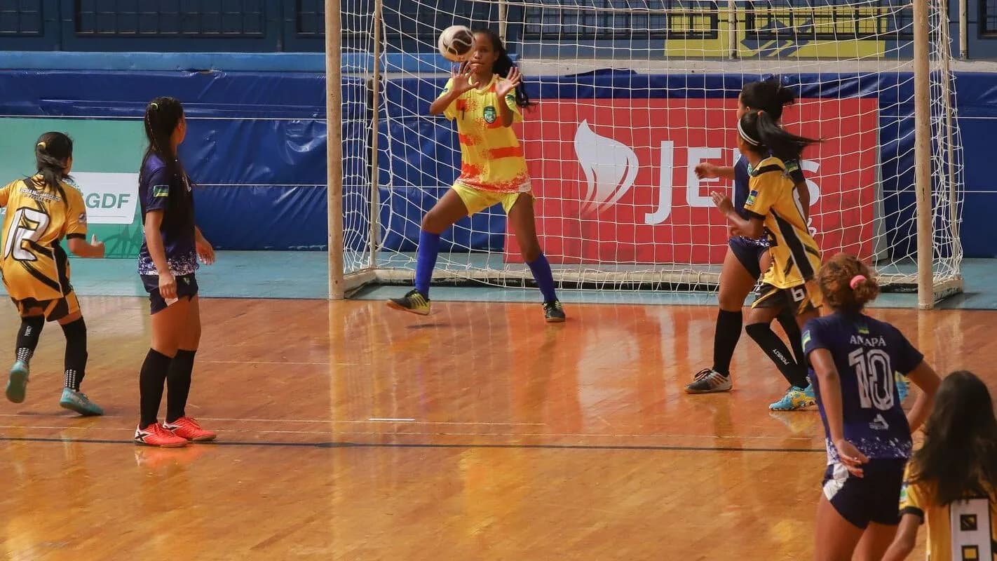 Partida de handebol em quadra durante os Jogos Escolares Brasileiros