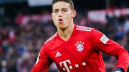 James Rodríguez comemora gol com a camisa vermelha em foto de arquivo