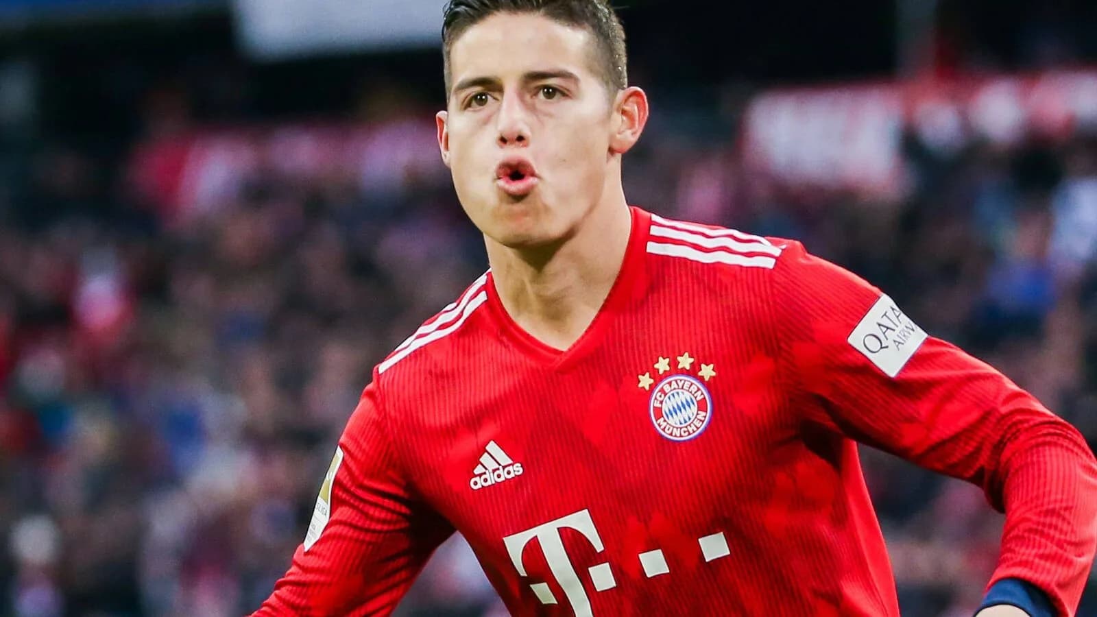 James Rodríguez comemora gol com a camisa vermelha em foto de arquivo