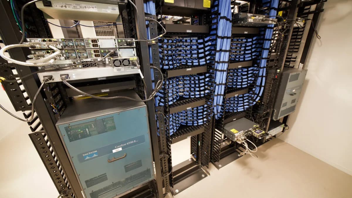 Rack de servidores de data center com cabos organizados (foto ilustrativa)