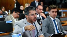 Senadores reunidos em sessão de comissão no plenário do Senado Federal, em Brasília