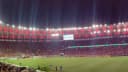 Torcida lota o Maracanã durante partida de futebol à noite