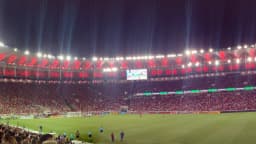 Torcida lota o Maracanã durante partida de futebol à noite