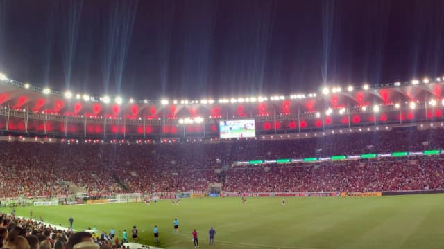 Torcida lota o Maracanã durante partida de futebol à noite
