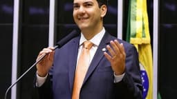 Eduardo Braide discursa em plenário com bandeira do Brasil ao fundo