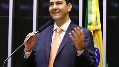 Eduardo Braide discursa em plenário com bandeira do Brasil ao fundo