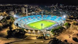 Vista aérea noturna do Estádio Centenário, em Montevidéu, palco do jogo de volta