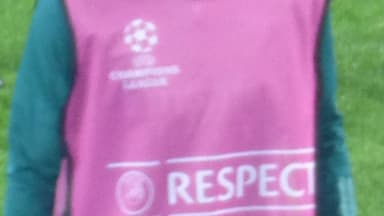 Jorginho, volante do Flamengo, em campo durante treino