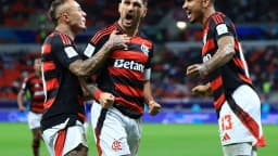 Jogadores do Flamengo comemorando gol juntos em campo