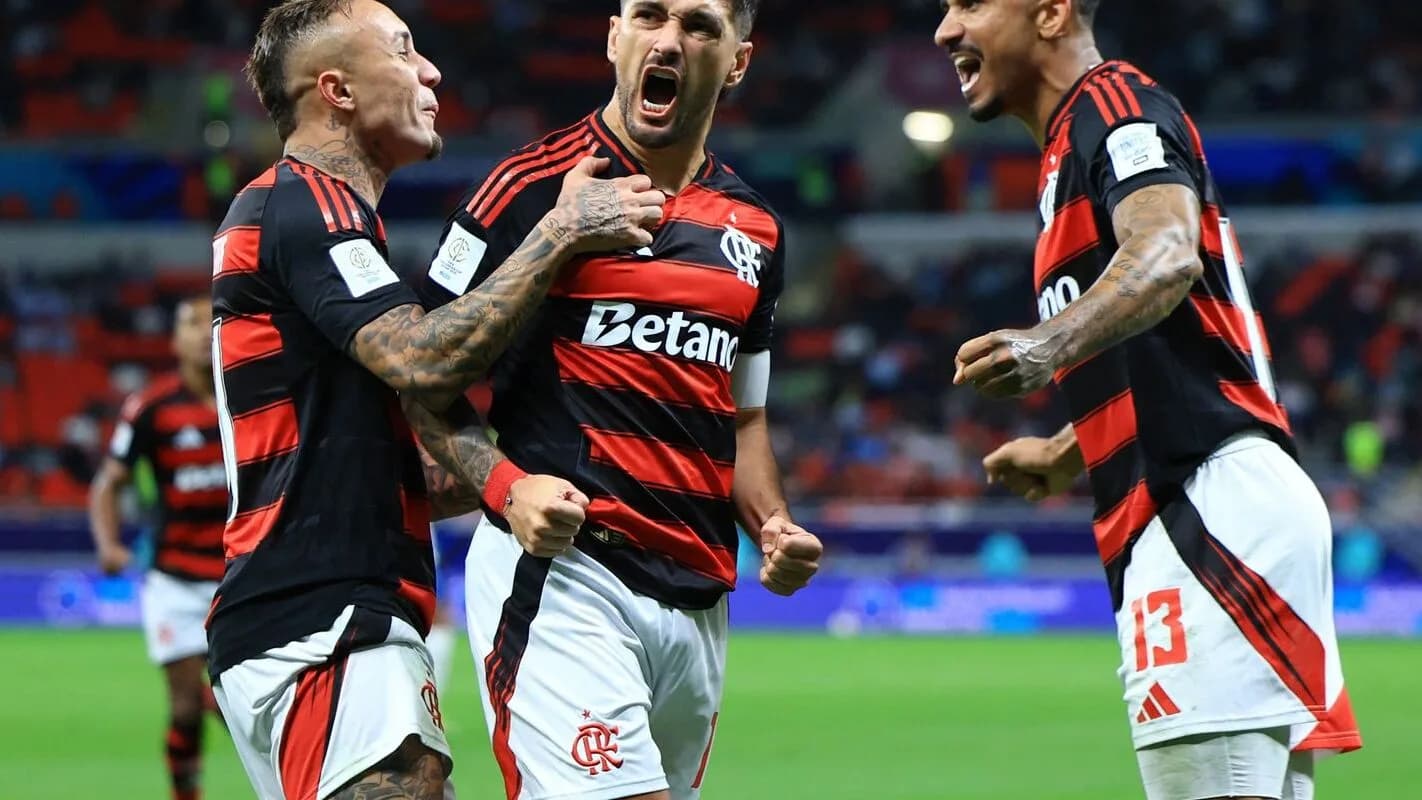Jogadores do Flamengo comemorando gol juntos em campo