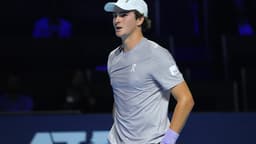 Foto de arquivo do tenista João Fonseca, de boné branco e camisa cinza, em quadra durante o torneio de Basileia, na Suíça, em outubro de 2025