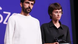 Yuval Abraham e Rachel Szor seguram o Prêmio Especial do Júri por 'Naza' em Veneza