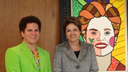 Romero Britto ao lado de Dilma Rousseff e do retrato que pintou dela