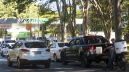 Movimento de veículos em posto de combustíveis em Brasília