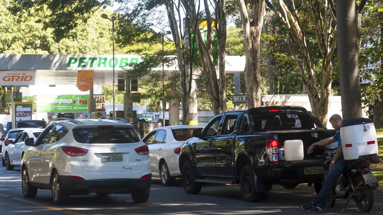Movimento de veículos em posto de combustíveis em Brasília