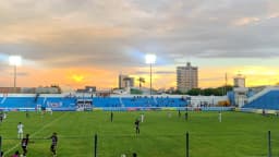 Jogadores em campo em partida do Botafogo-PB