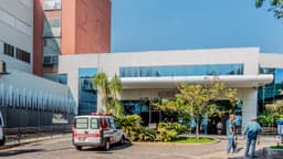 Foto de arquivo da entrada da Unidade I do Hospital do Câncer em Uberlândia, em Minas Gerais, com marquise, letreiro do hospital e uma ambulância do Governo de Minas estacionada; imagem de contexto, sem relação com a decisão da Anvisa