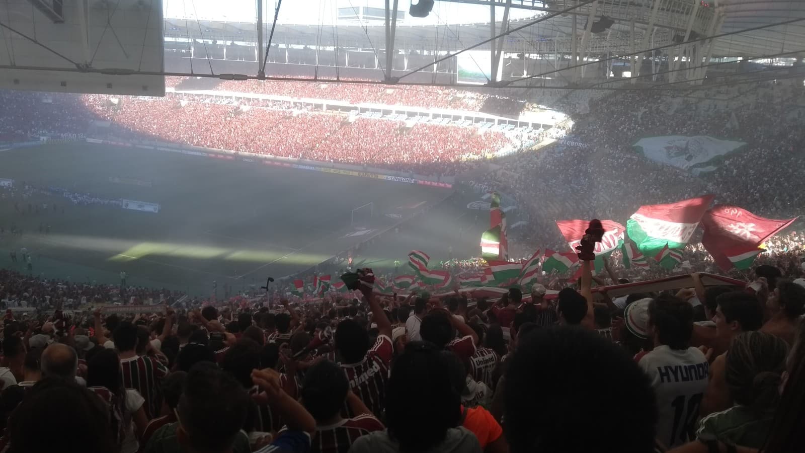 Torcida do Fluminense com bandeiras no Maracanã, foto de arquivo