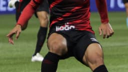 Jogador do Athletico Paranaense em ação durante partida pela Série A