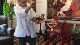 Juarez Machado pintando em seu ateliê